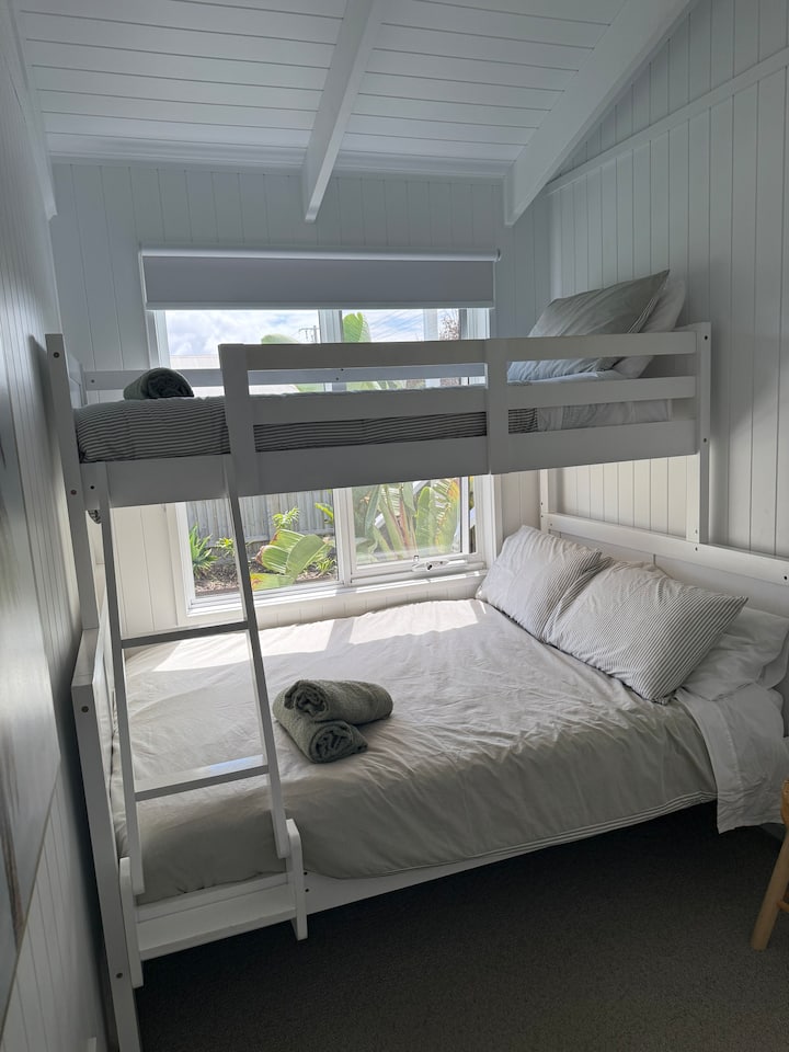 Naša poschodová izba môže ubytovať až 3 osoby - pozostáva z jednolôžka na vrchu a manželského lôžka nižšie. 