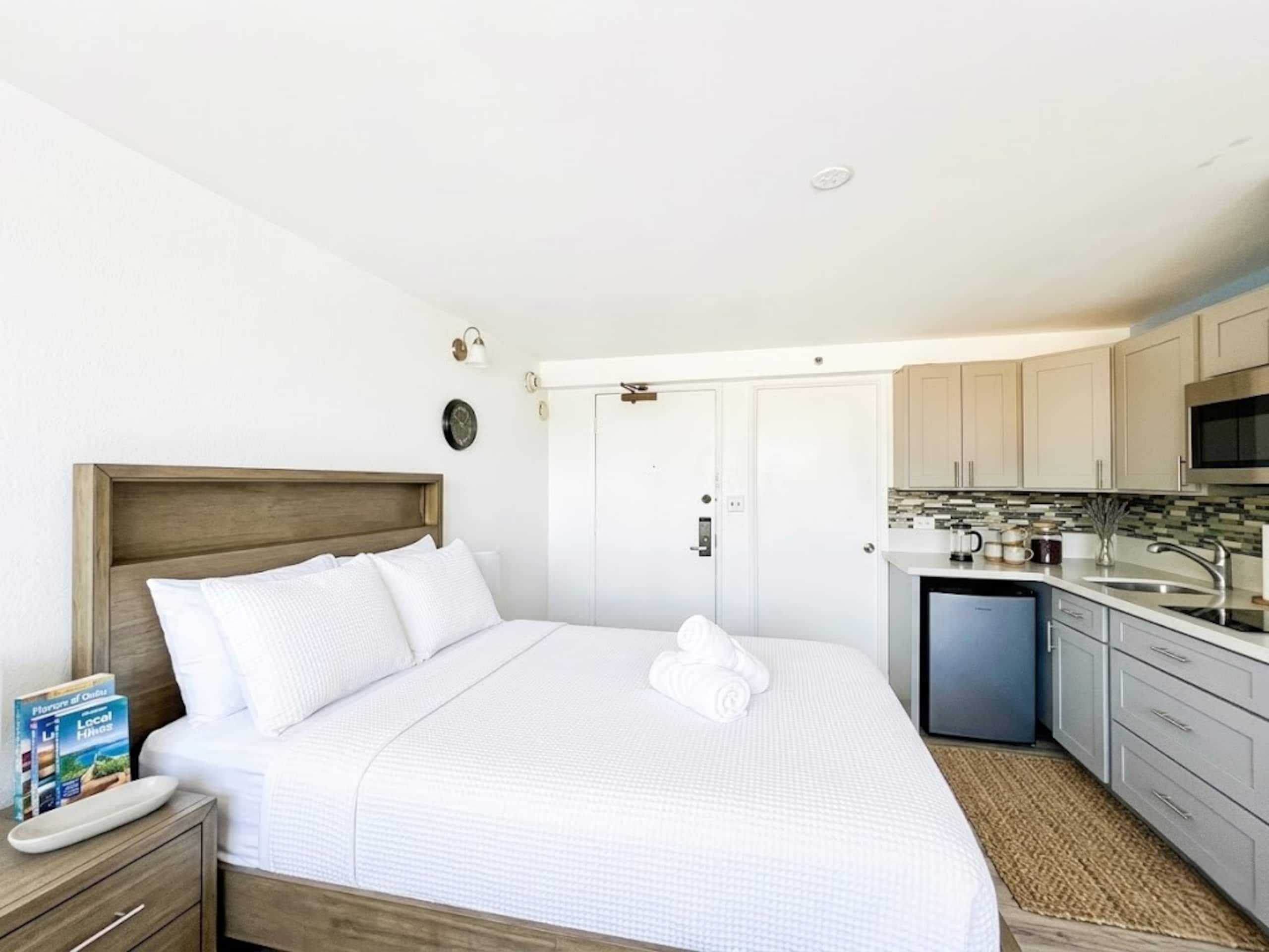 Condo in Honolulu · ★4.79 · Studio · 1 bed · 1 private bath - Image 5