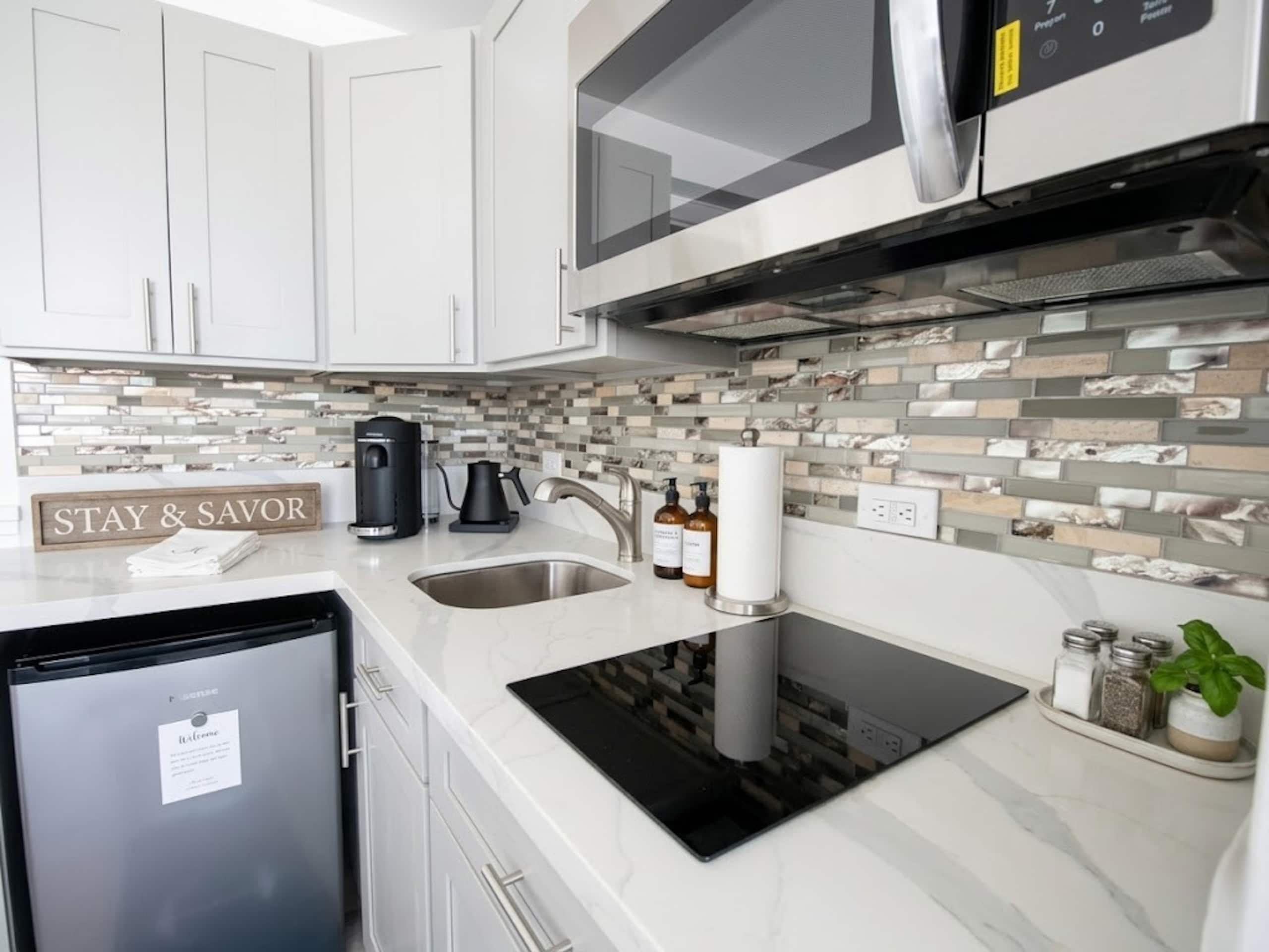 Condo in Honolulu · ★4.79 · Studio · 1 bed · 1 private bath - Image 10