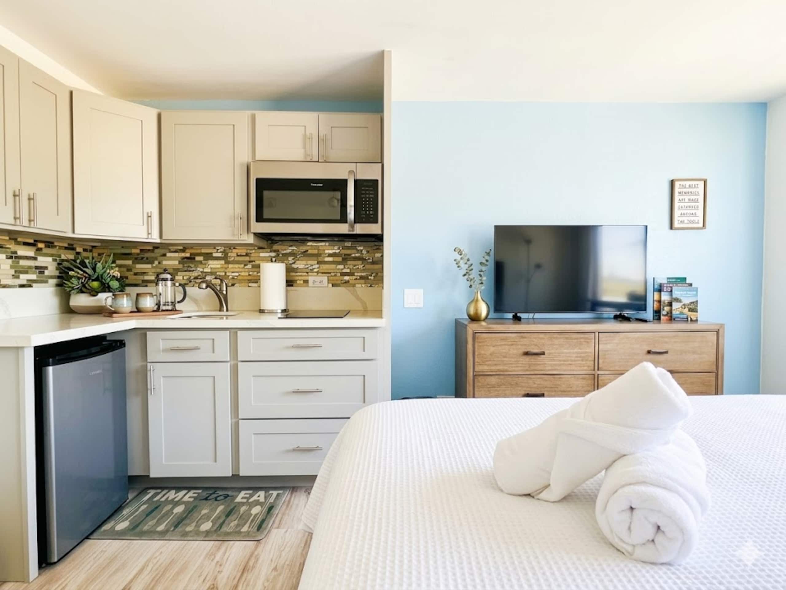 Condo in Honolulu · ★4.79 · Studio · 1 bed · 1 private bath - Image 3