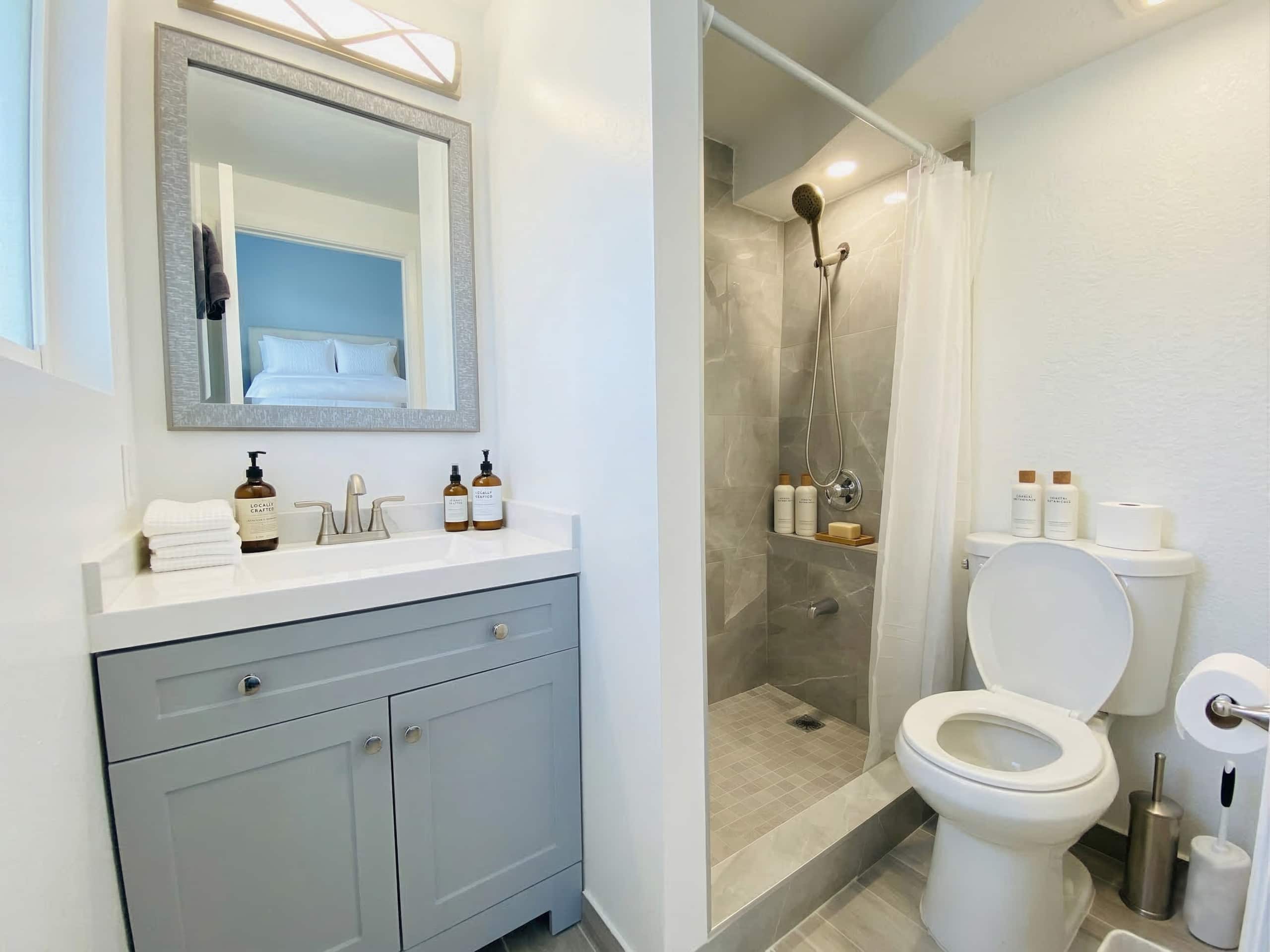 Condo in Honolulu · ★4.79 · Studio · 1 bed · 1 private bath - Image 11