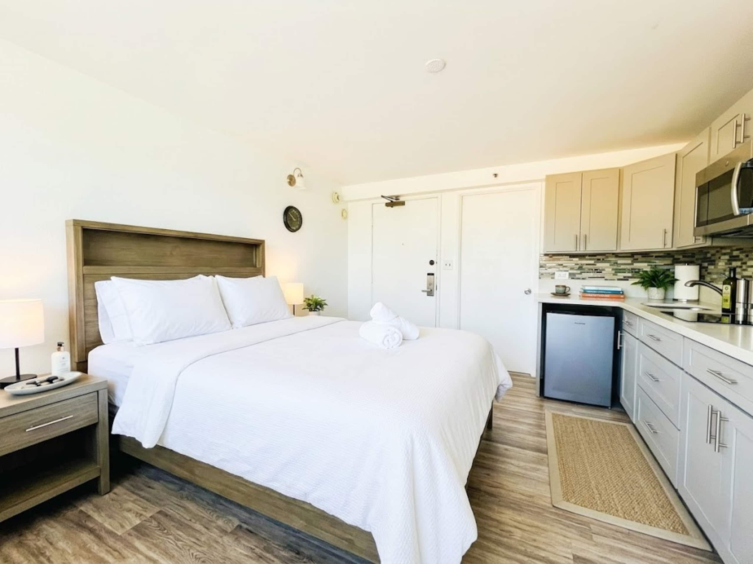Condo in Honolulu · ★4.79 · Studio · 1 bed · 1 private bath - Image 6