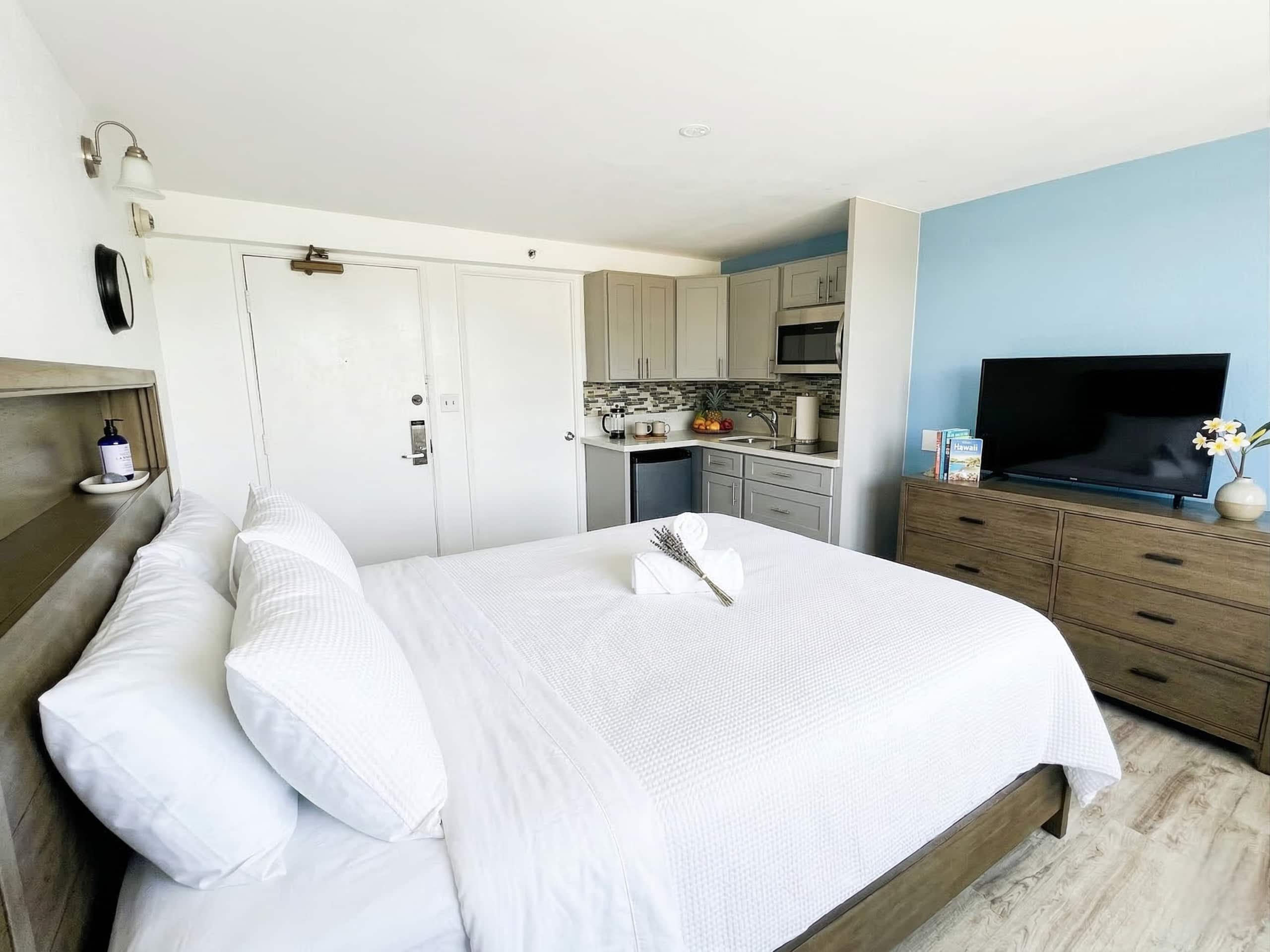 Condo in Honolulu · ★4.79 · Studio · 1 bed · 1 private bath - Image 7