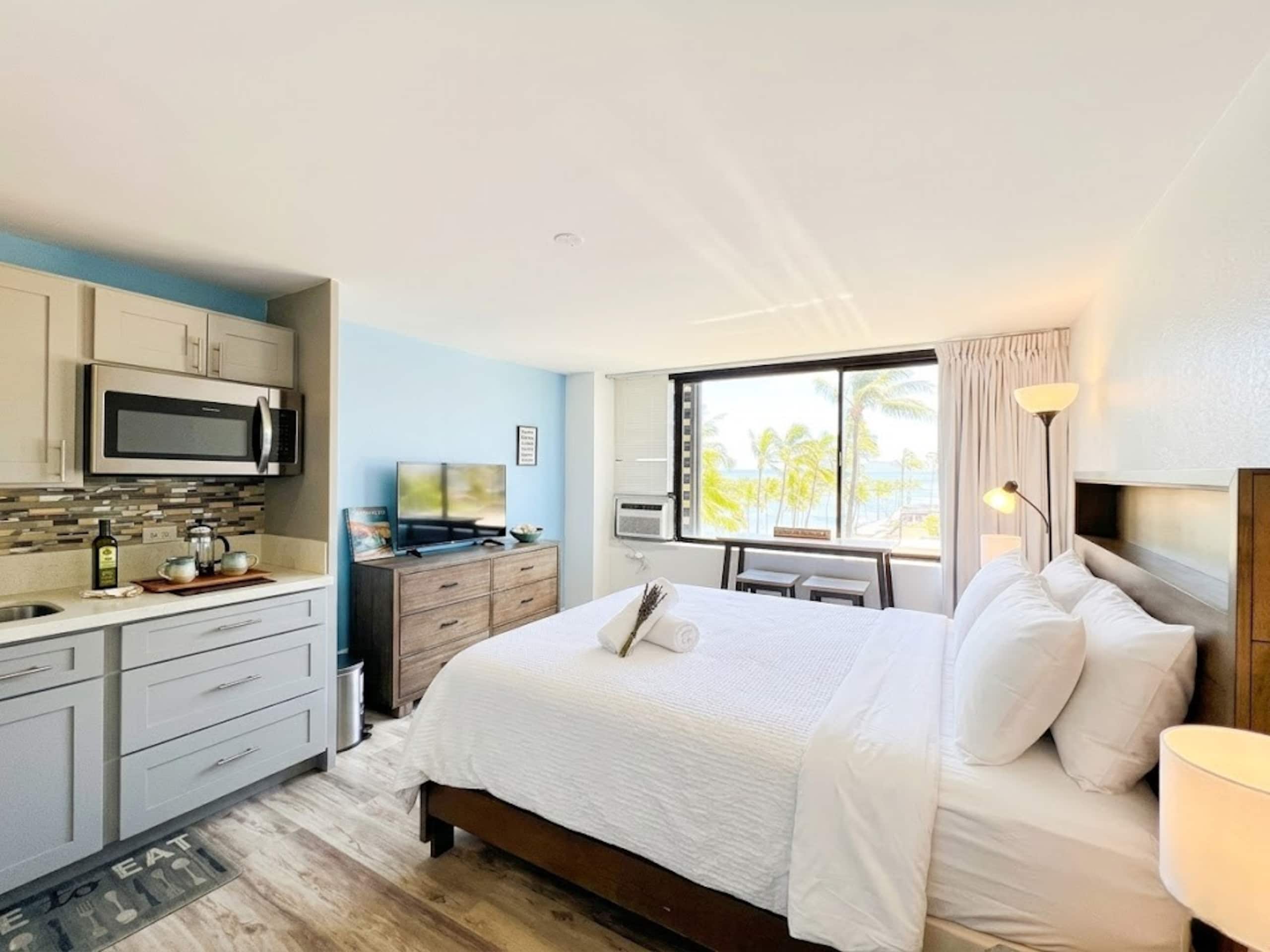 Condo in Honolulu · ★4.79 · Studio · 1 bed · 1 private bath - Image 2