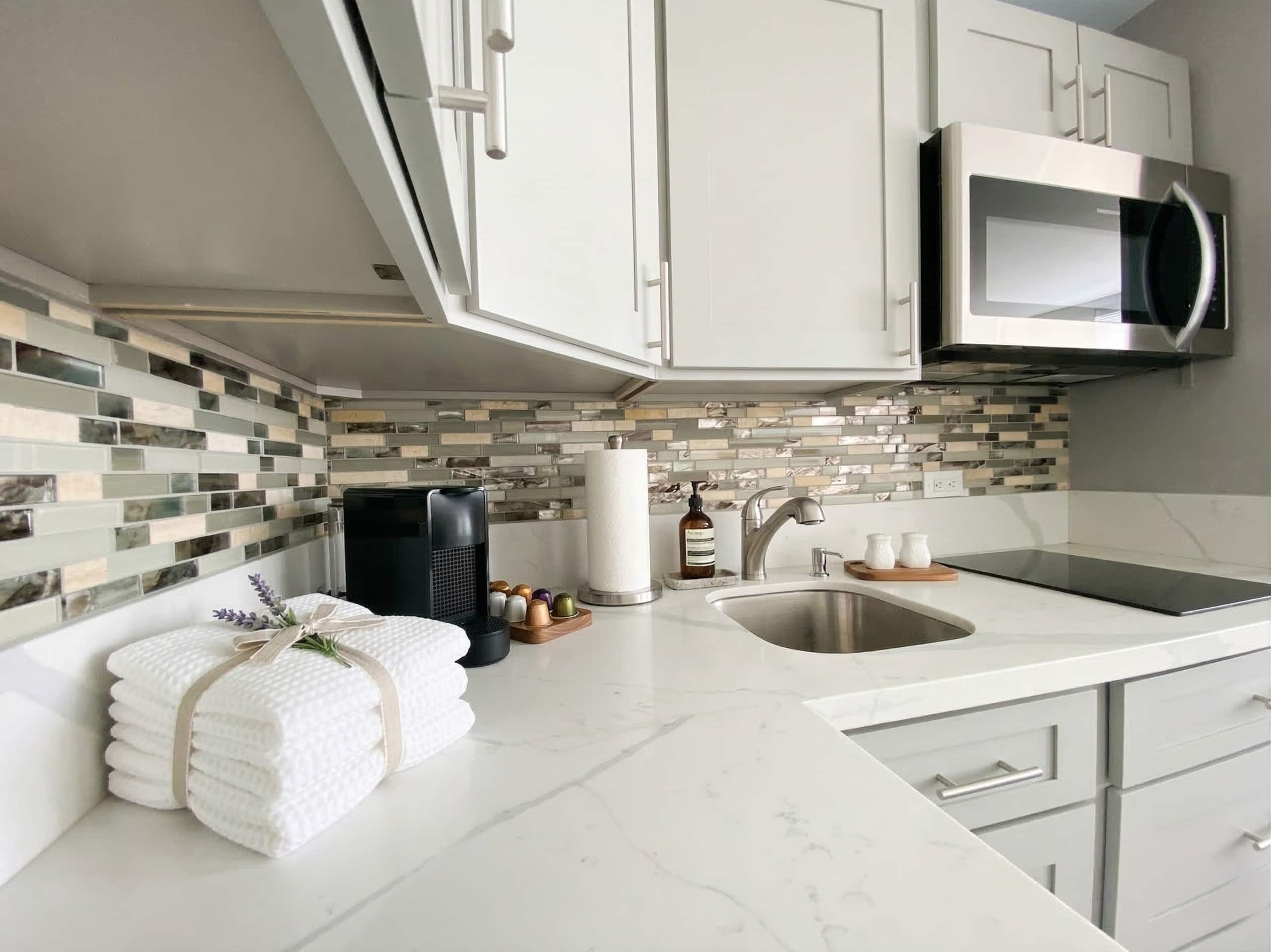 Condo in Honolulu · ★4.79 · Studio · 1 bed · 1 private bath - Image 9