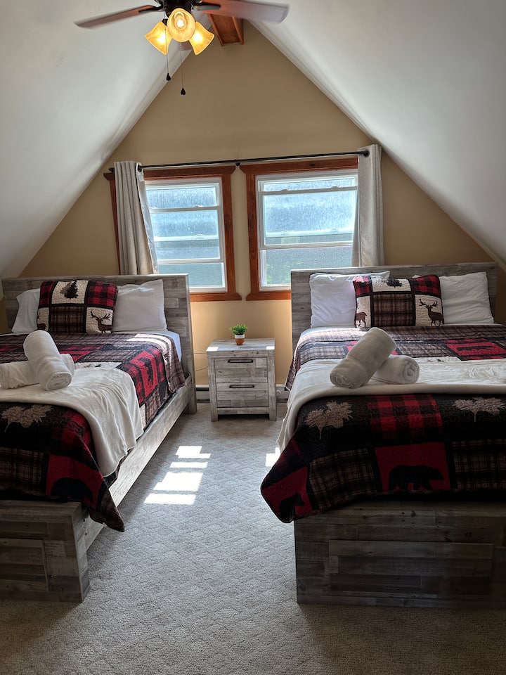 二楼有两张华丽的标准双人床 