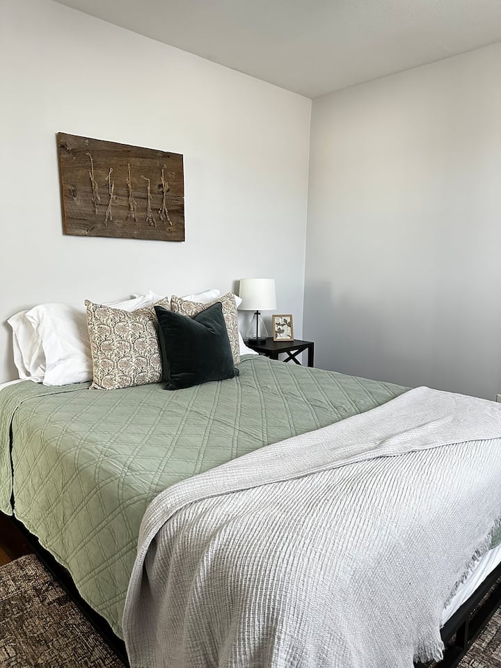 农舍的主卧配有一张标准双人床，可欣赏日落景观，可俯瞰连绵起伏的田野。 