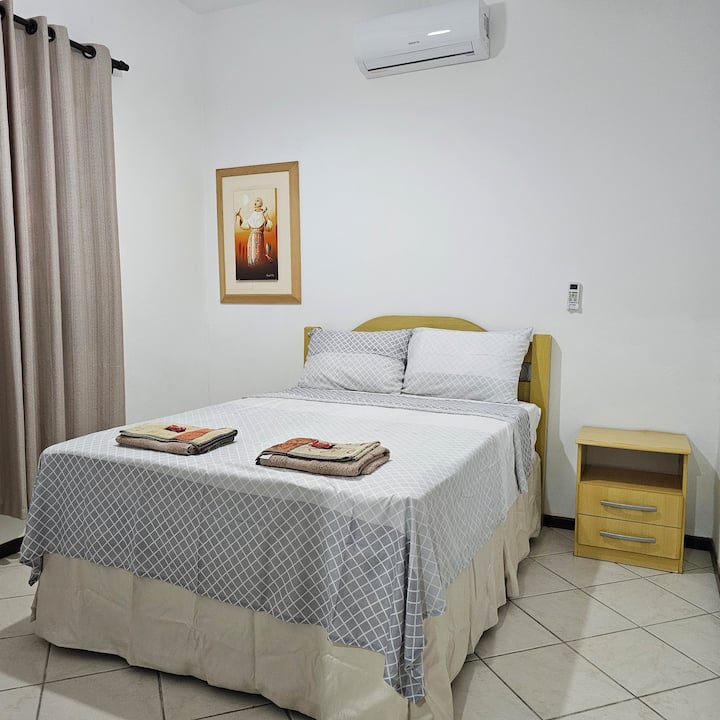 ห้องที่มีเครื่องปรับอากาศและเครื่องปรับอากาศและพัดลมเพดาน 