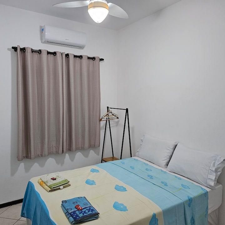 ห้องพักพร้อมเฟอร์นิเจอร์ใหม่พร้อมเครื่องปรับอากาศและพัดลมเพดาน 