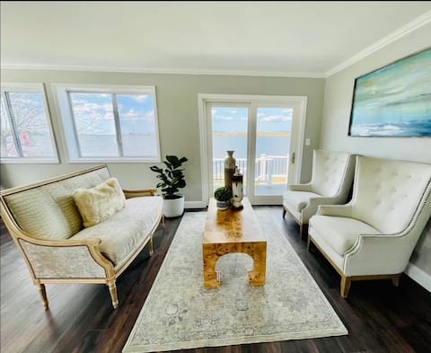 Cozy Lakefront Cottage