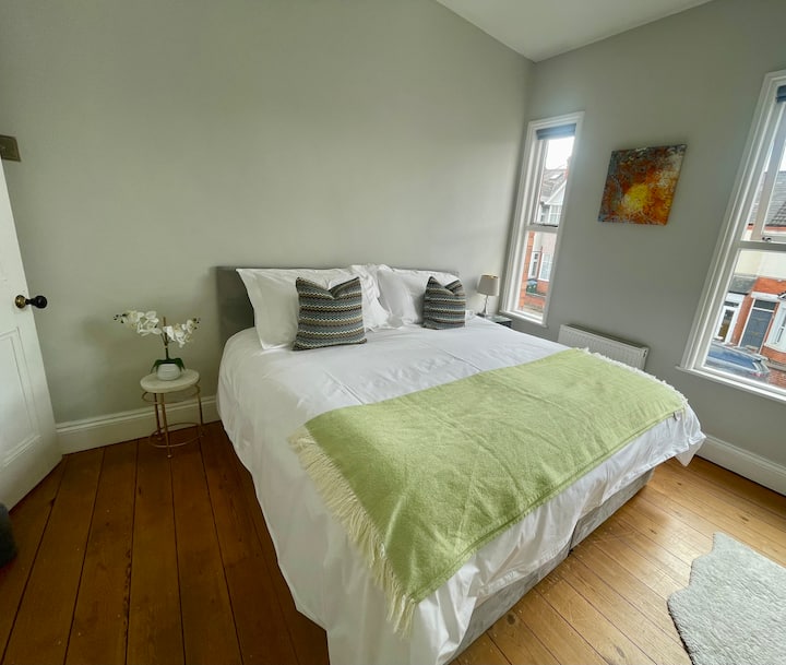 Cama Superking size (6 pies de ancho). Se puede separar en 2 camas individuales. 

Colchones de lujo con 1000 muelles de bolsillo y una capa superior de espuma viscoelástica profunda.