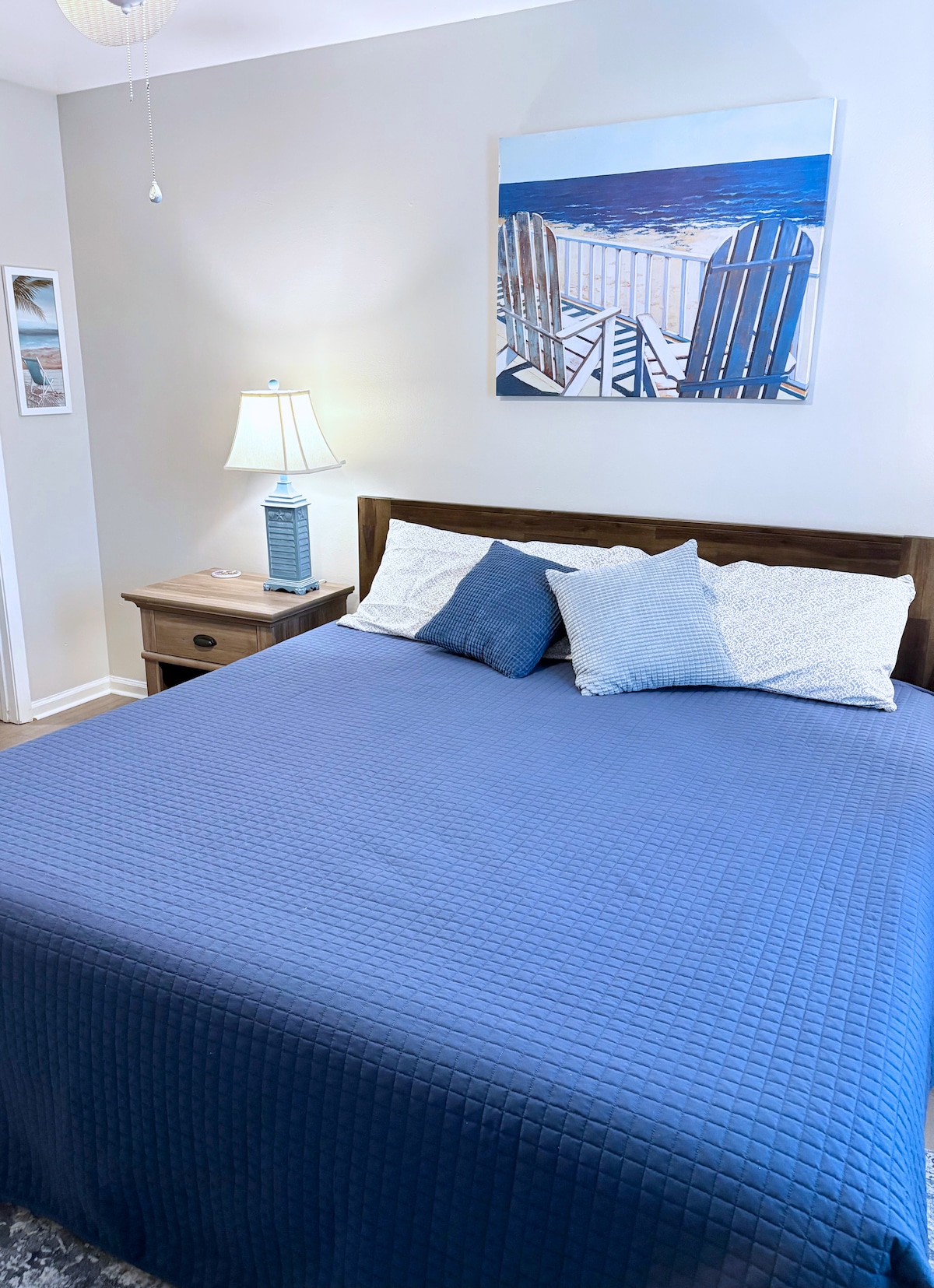 Hoofdslaapkamer, deze heeft een kingsize bed, twee nachtkastjes, een dressoir en een tv. 