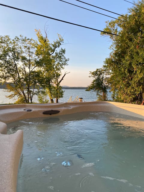 Sunrise Lake House! Comfort-Hot Tub-Beach