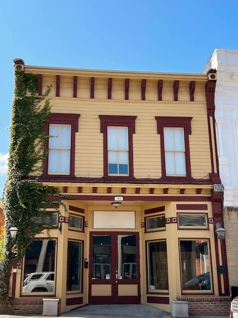 Downtown 2 BR Convenient Loft Back of the Dragon