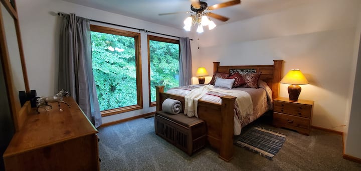 带图片窗户的主房间的整体视图