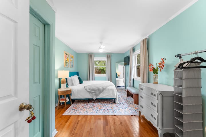 Habitación #4 - Dormitorio principal en la planta baja con baño completo privado y una cama tamaño king. El rey es un colchón orgánico Saatva.