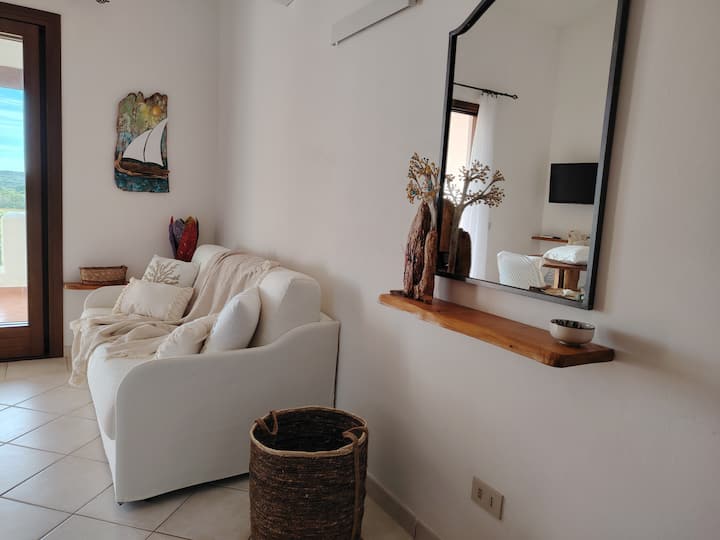 Sebule iliyo na sofa nyeupe yenye starehe.
Sebule iliyo na sofa nyeupe yenye starehe