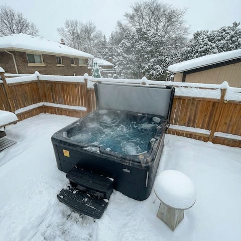 Suburban Oasis with Private Pool, Hottub & Gym