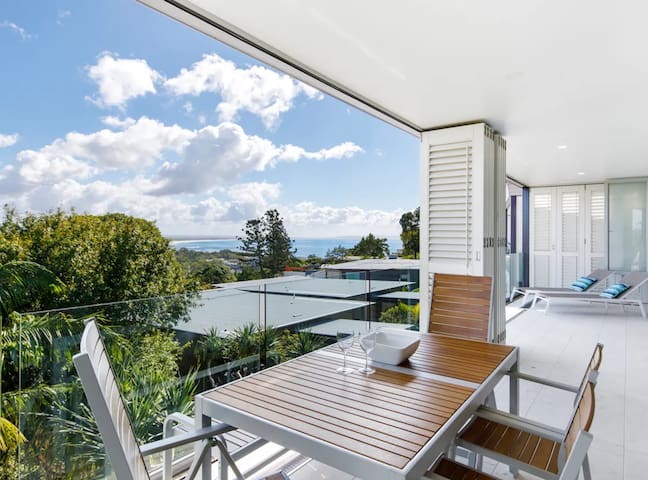 Deluxe Noosa penthouse with 5 star views