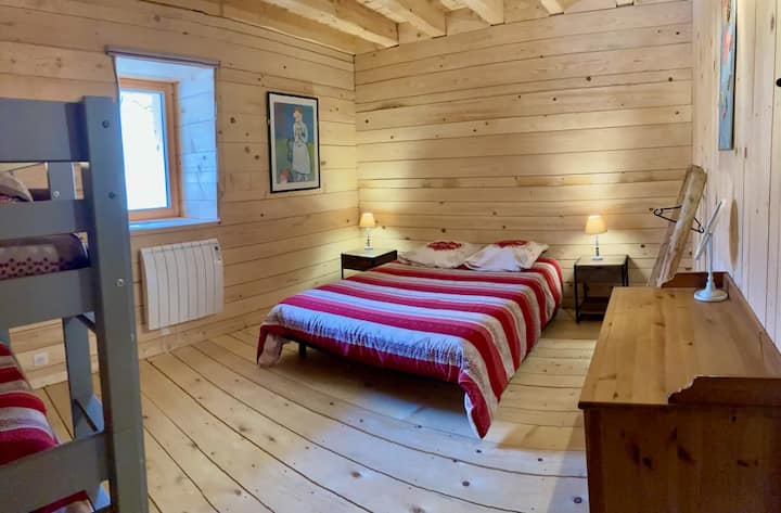 Bedroom 2 with a 140 cm double bed and two bunk beds.