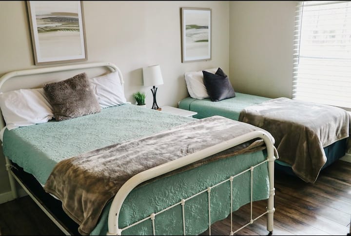 Пълноразмерно легло и единично легло с скрин и дрешник