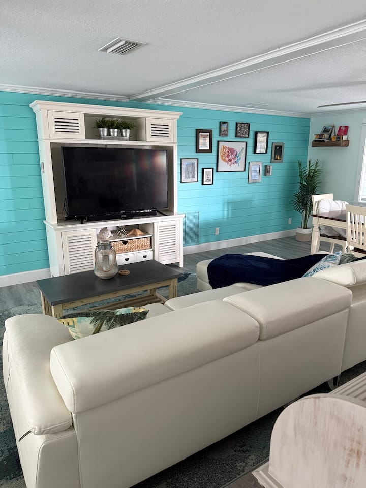 “Sweetpea’s Paradise”- 2/2- Key West Style Cottage - Jensen Beach, FL