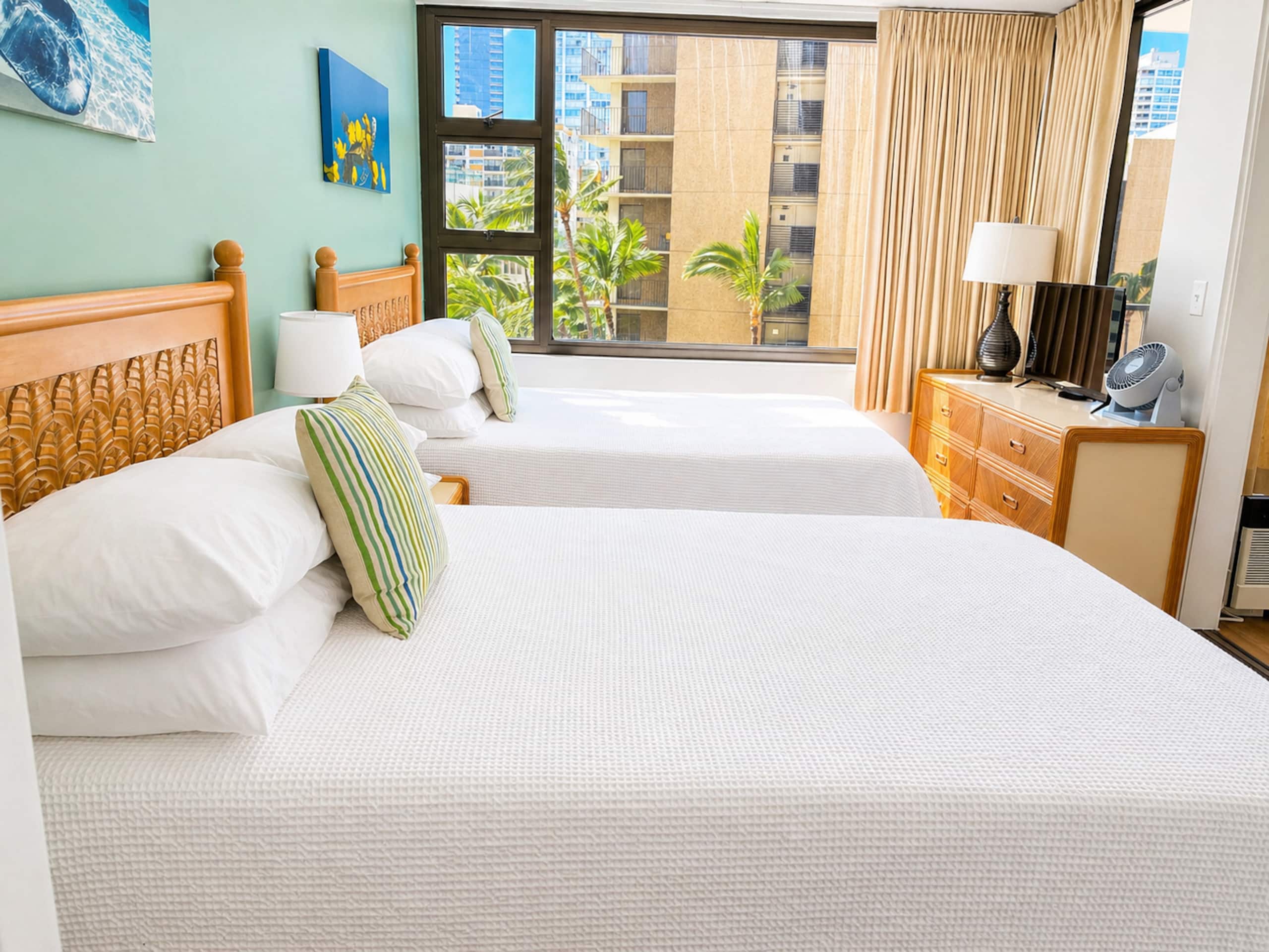 Condo in Honolulu · ★4.91 · 1 bedroom · 3 beds · 1 private bath - Image 17