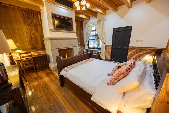 חדר 2 נמצא בקומה הראשונה. מפלס ונוח מאוד עם טלוויזיה, ריהוט לאחסון בגדים ושולחן כדי שתוכלו לעבוד באינטרנט. 
יש חדר רחצה פרטי מלא. 