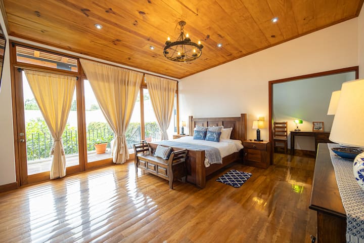 חדר מס' 1 נמצא בקומה השנייה של הבית עם נוף מרהיב! 
יש בו את כל מה שצריך כדי לנוח ולפנק את עצמכם! 
יש בו חדר רחצה פרטי, טלוויזיה ורהיטים. בנוסף, יש מקום למקרה שתצטרכו לעבוד אונליין. 