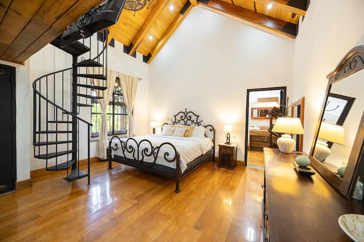 חדר נוח עם קומת ביניים לחלוק עם המשפחה, עם כל מה שצריך.