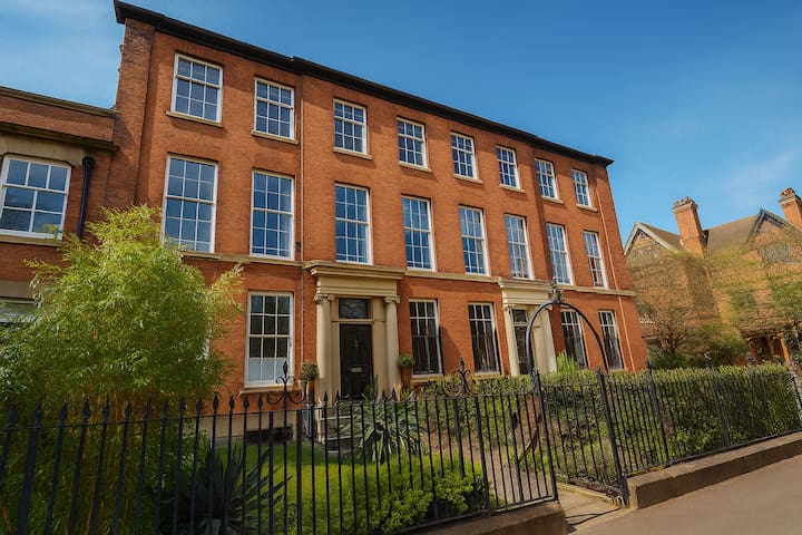 Manchesters Ultimate Getaway – Sleeps 20!