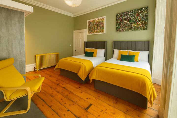 Manchesters Ultimate Getaway – Sleeps 20! gallery image 5