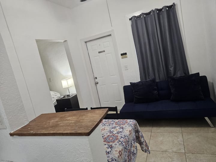 Adorable Guesthouse With Free Parking - West Palm Beach, FL