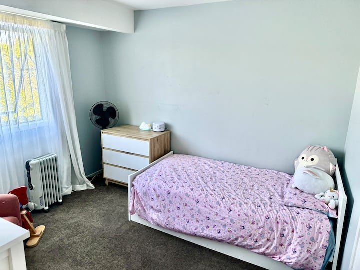 מיטת יחיד אחת וסולנדלר יחיד נשלף