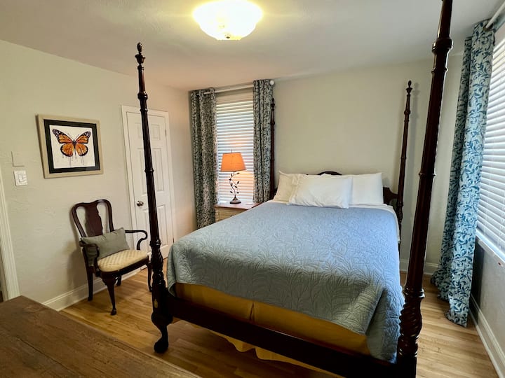 The Queen room, with blackout curtains. 