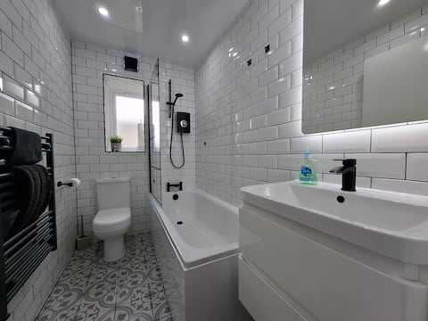 Paisley Panda Flat Central UWS GLA Glasgow Airport