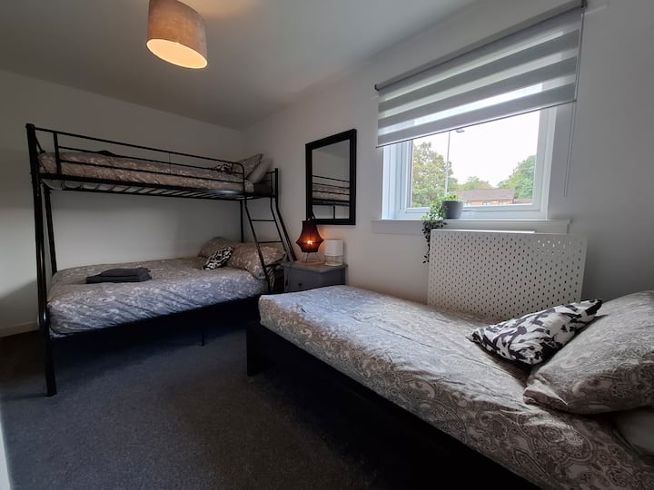 Chumba cha pili cha kulala - Ghorofa tatu ina kitanda mara mbili chini yake na kitanda kimoja juu, pia kuna kitanda kimoja tofauti chini ya dirisha