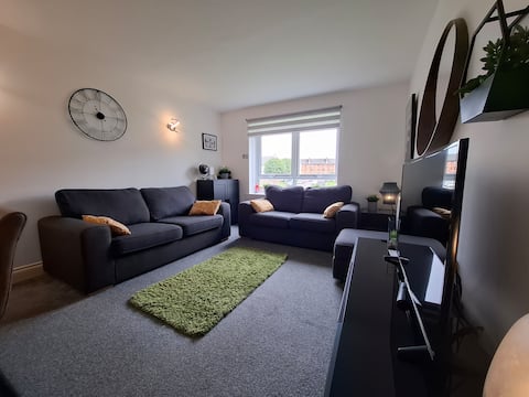 Paisley Panda Flat Central UWS GLA Glasgow Airport