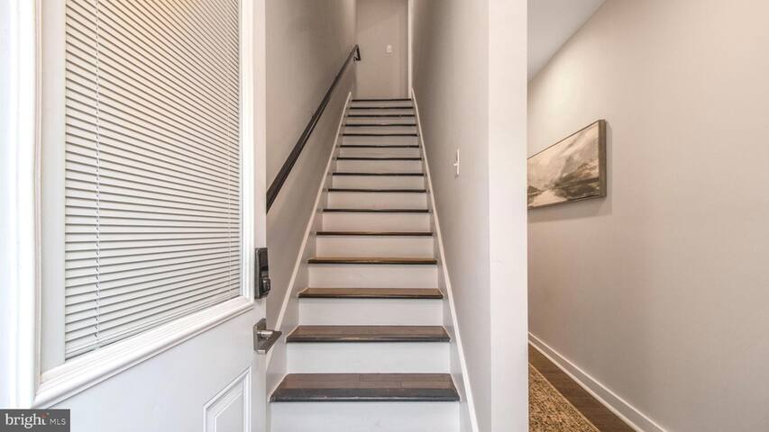 Elegant 4BR Capitol Hill Home Steps from Iconic DC gallery image 5