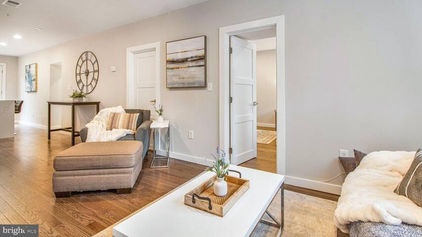 Elegant 4BR Capitol Hill Home Steps from Iconic DC gallery image 2