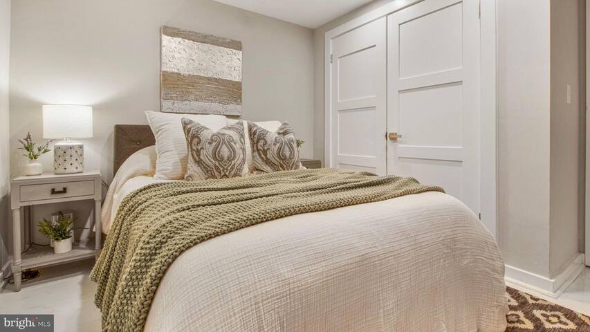 Elegant 4BR Capitol Hill Home Steps from Iconic DC gallery image 3