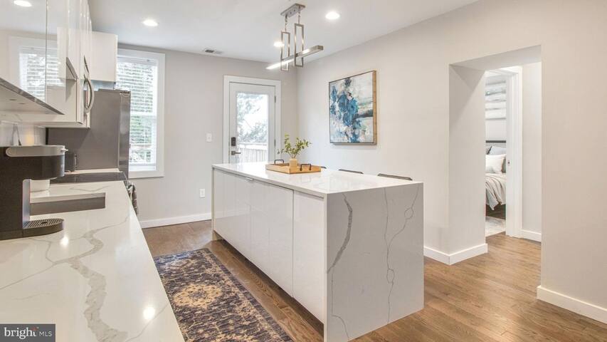 Elegant 4BR Capitol Hill Home Steps from Iconic DC gallery image 4