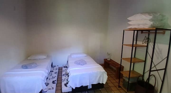 2 lits simples et matelas supplémentaires sur les lits, lampe, armoire, cintres, couvertures et oreillers supplémentaires, panier pour les vêtements utilisés (randonnée, usage personnel), ventilateur !