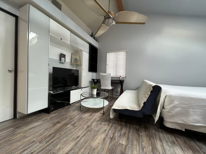Long Beach Spa-like Studio - Seal Beach, CA