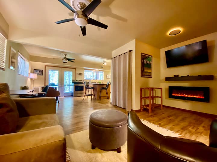 إطلالة من منطقة المعيشة باتجاه المدخل والتلفزيون، والكثير من الأضواء مع 3 نوافذ كبيرة وأبواب فرنسية تفتح على سطح خاص. مخزن ضخم خلف الستارة! بالإضافة إلى مدفأة وتلفزيون كبير.