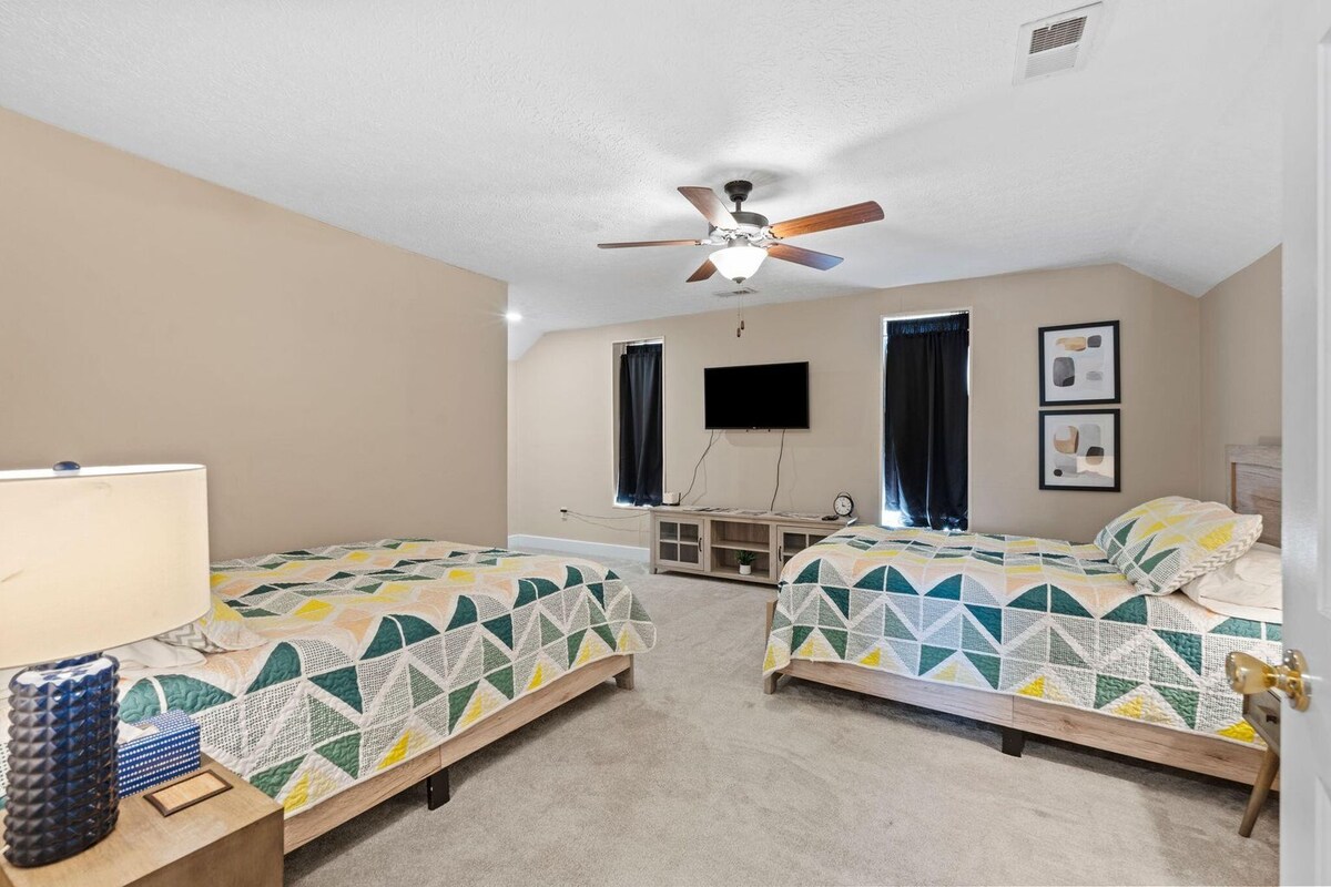 เตียงควีนไซส์และเตียงเต็มรูปแบบพร้อมสมาร์ททีวีขนาด 43 นิ้ว! มีพื้นที่ตู้เสื้อผ้ามากมาย! 