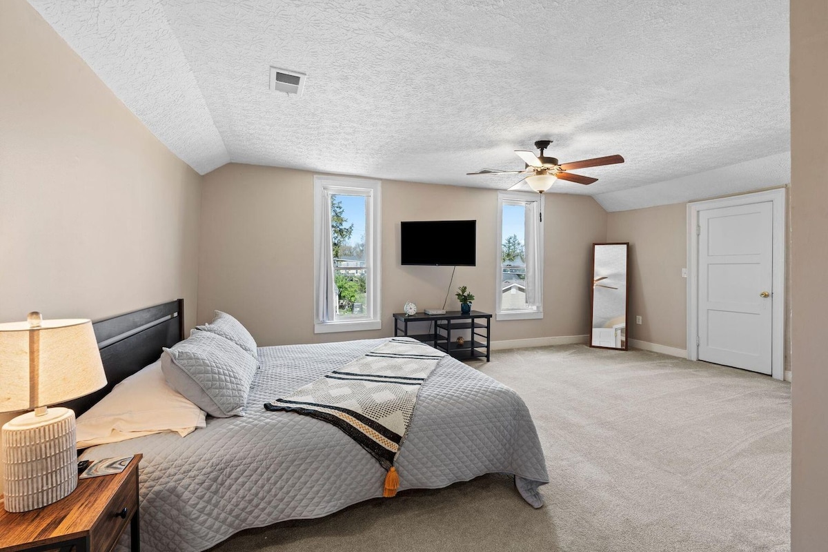 เตียงคิงไซส์พร้อมสมาร์ททีวี 43 นิ้ว! มีพื้นที่ตู้เสื้อผ้ามากมาย! 