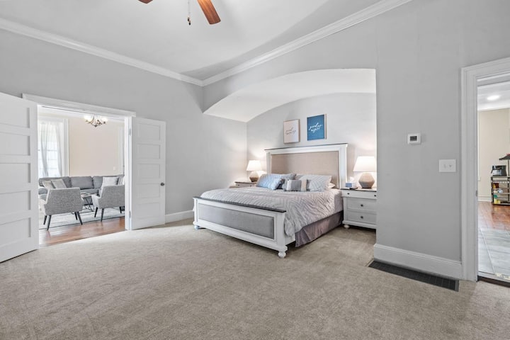 主卧配备加大双人床和55英寸电视！