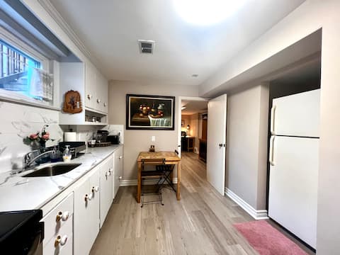 Top Airbnb: The Snug Oasis - Burrow (Near Airport) in Etobicoke Centre