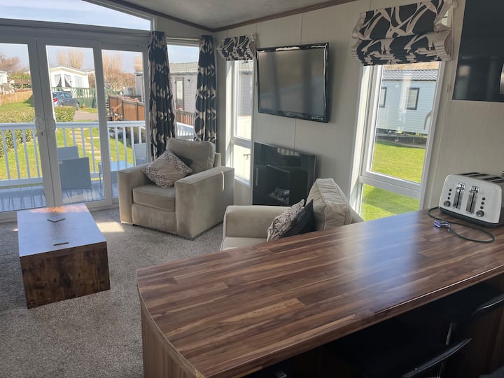 Luxury 3 Bedroom Caravan At ‘Seal Bay Resort’. - Selsey